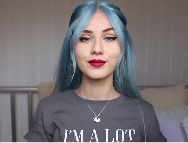 Kiểu tóc mái xéo cắt mỏng lạ mắt