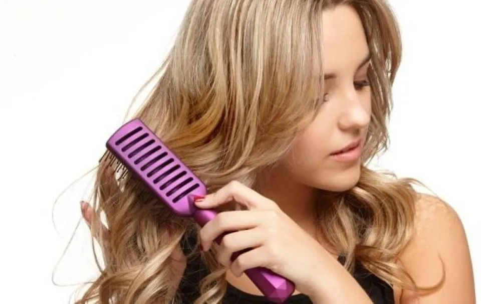 Chải tóc đúng cách, bắt đầu từ ngọn, giúp phân phối dầu tự nhiên và tránh làm gãy tóc