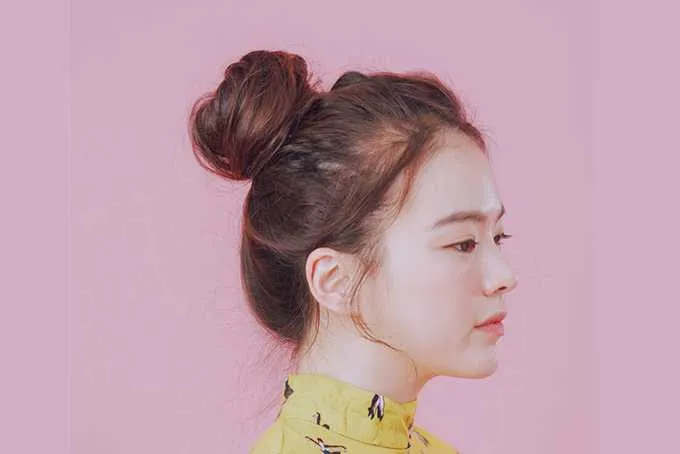 Búi tóc củ tỏi là lựa chọn hoàn hảo cho những bạn nữ thích kiểu tóc xoăn nhẹ tự nhiên