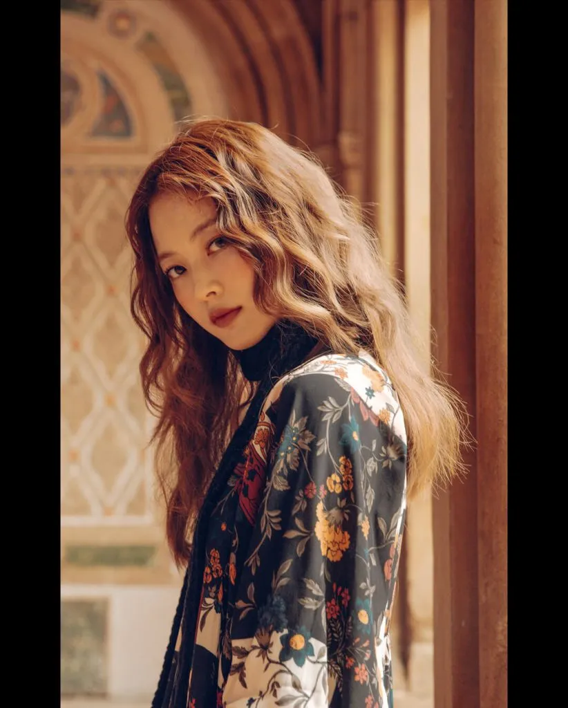 Tóc xoăn ngang vai tự nhiên, một kiểu tóc đẹp được tạo ra nhờ kỹ thuật và sản phẩm chăm sóc tóc chuyên dụng