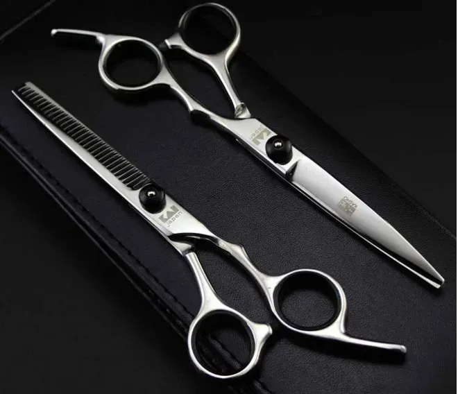 Dụng cụ chuyên dụng và kéo cắt tóc chất lượng cao là chìa khóa cho cách cắt tóc ngang lưng tại nhà chuẩn xác nhất.