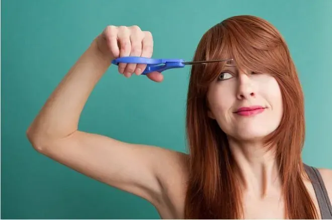 Tùy thuộc vào kỹ thuật và kiểu tóc, bạn cần xác định nên cắt tóc khô hay ướt khi thực hiện cách tự cắt tóc ngang lưng tại nhà