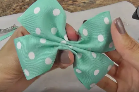 Dùng keo gắn 2 chiếc nơ lại với nhau