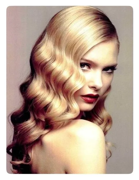 Búi tóc xoắn cao trên đỉnh đầu để tạo kiểu sóng xoăn không nhiệt tự nhiên