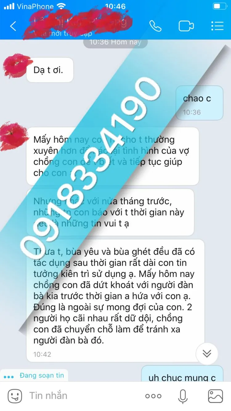 Giấy ghi thông tin, tóc và chỉ đỏ được đặt ngay ngắn theo quy tắc âm dương trong nghi thức bùa yêu
