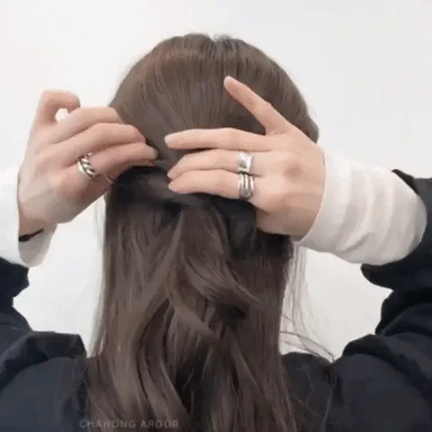 Cố định hai lọn tóc xoắn vào phía dưới tóc đuôi ngựa bằng kẹp tăm