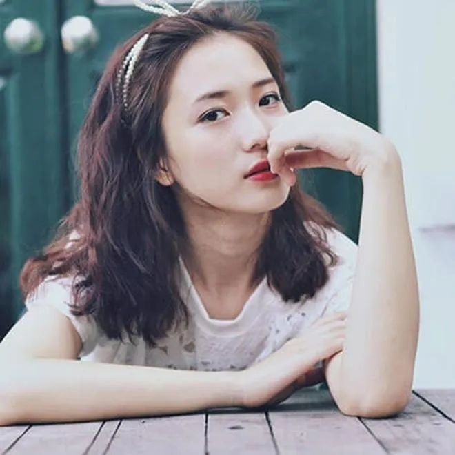 Kiểu tóc xoăn sóng lơi tự nhiên trẻ trung