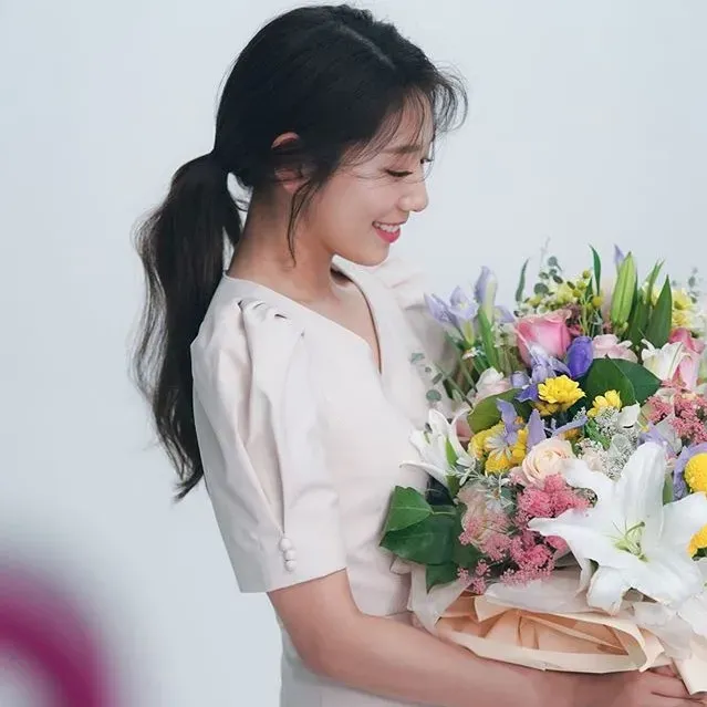 Cô gái với kiểu tóc đuôi ngựa thấp buộc ngang tầm mắt, tạo nét thanh lịch