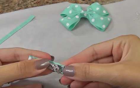 Gắn đoạn vải phù hợp lên kẹp tóc và gắn gấp 2 đầu lại