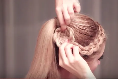 Cuộn bím tóc tết thành hình bông hoa và cố định bằng kẹp tăm