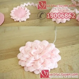 Khâu ruy-băng theo kỹ thuật xoắn ốc từ ngoài vào trong để tạo hình nhụy hoa xếp lớp