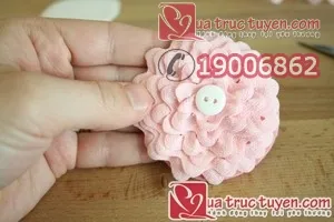 Đính hạt nút chắc chắn vào vị trí trung tâm của bông hoa để hoàn thiện phần nhụy hoa