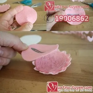 Sử dụng keo nến hoặc chỉ để gắn xương kẹp kim loại vào đế hoa, hoàn thiện kẹp tóc