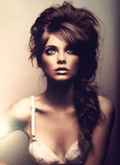 Kiểu tóc tết phồng với phần đỉnh đầu được đánh rối bồng, tạo nên vẻ đẹp quyến rũ và bí ẩn