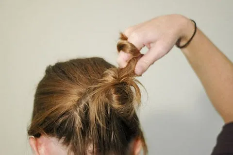 Kỹ thuật cuộn và nhét búi tóc xoắn vào khe hở của phần tóc lật ngược ban đầu