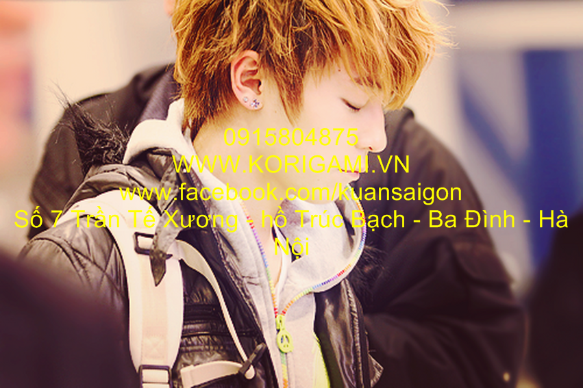 Mái tóc dày được tạo khối và nhuộm màu khói thời trang, tôn lên nét cá tính