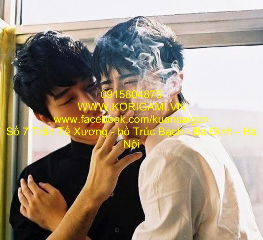 Chàng trai Châu Á với mái tóc dài được uốn xoăn nhẹ, thể hiện phong cách unisex