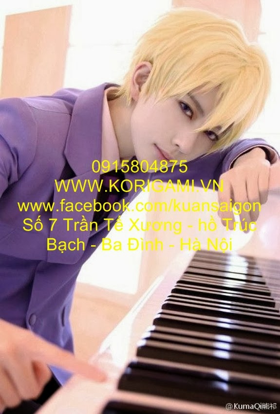 Chàng trai với kiểu tóc được uốn xoăn nhẹ, tạo độ phồng tối đa ở phần đỉnh