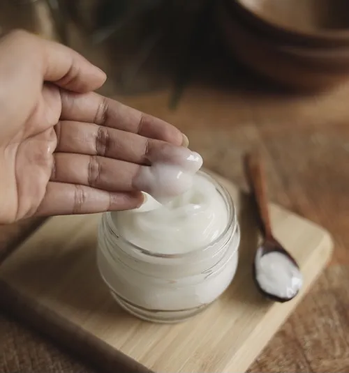 Các nguyên liệu thiên nhiên cơ bản dùng để làm mượt tóc như Lô Hội, dầu dừa và tinh dầu