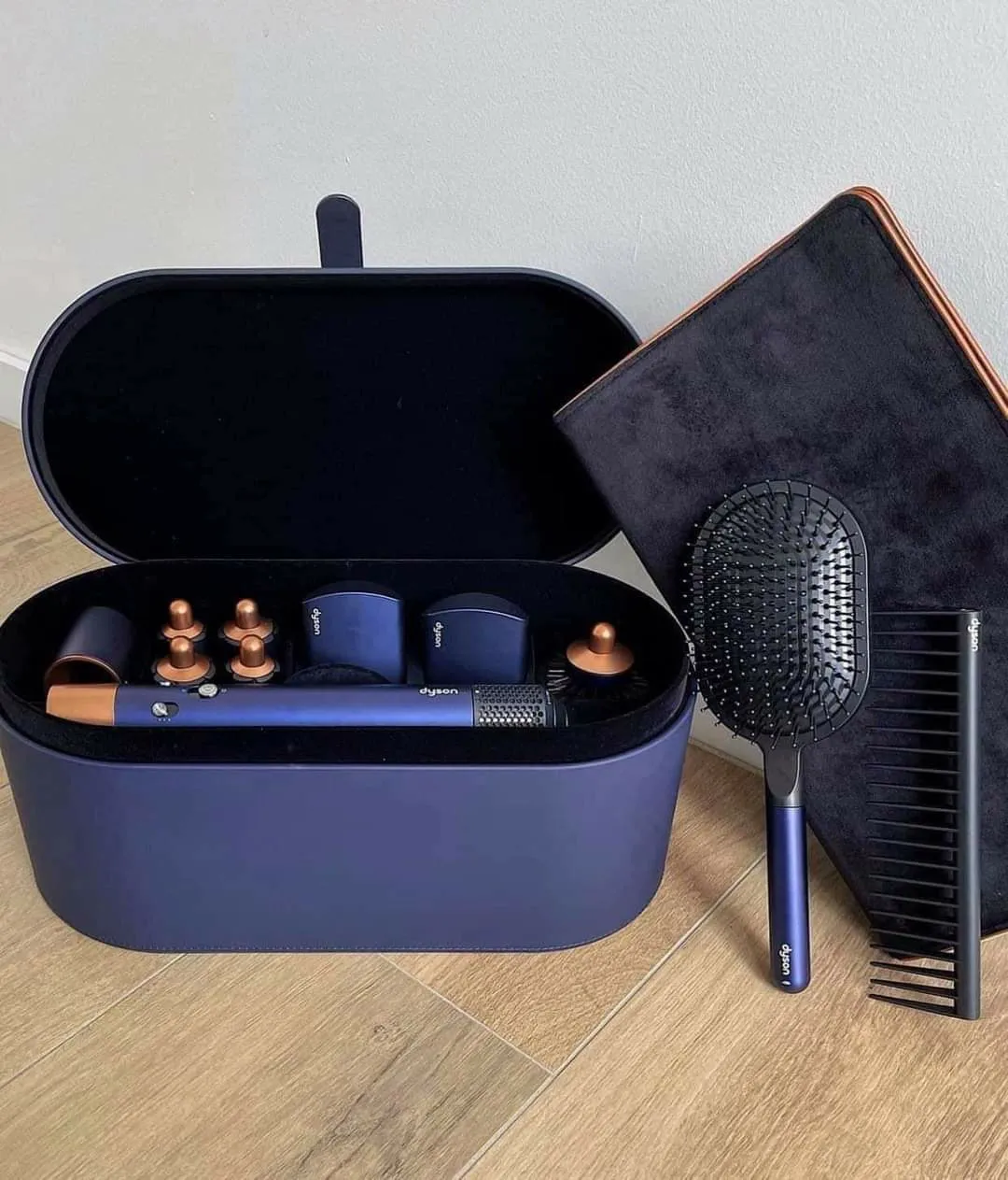 Hình ảnh một người mẫu với mái tóc được tạo kiểu bồng bềnh, mượt mà bằng máy sấy tóc Dyson Airwrap