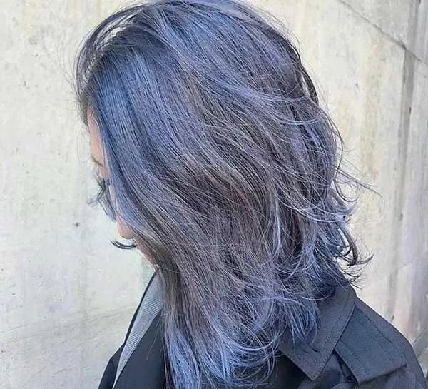 Hình ảnh mái tóc xanh xám khói, một biến thể phổ biến của màu xanh đen