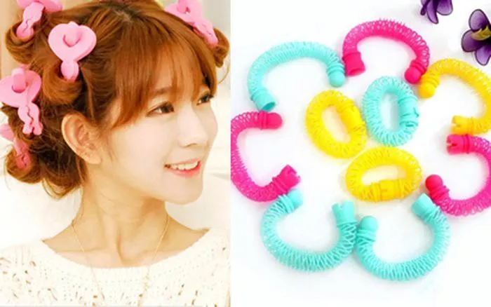 Hình ảnh minh họa một lượng nhỏ dầu dừa được cho vào lòng bàn tay để chuẩn bị thoa lên tóc