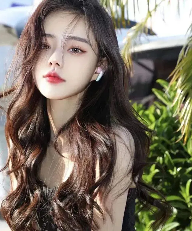 Người mẫu nam sở hữu kiểu tóc Quiff bồng bềnh, thể hiện rõ kỹ thuật tạo kiểu nâng chân tóc thành công.