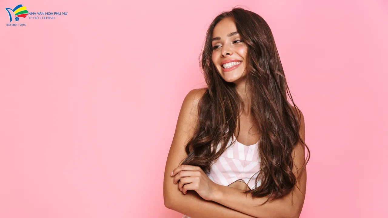 Người mẫu tóc có mái tóc dày bồng bềnh sau khi áp dụng các cách làm nhiều tóc