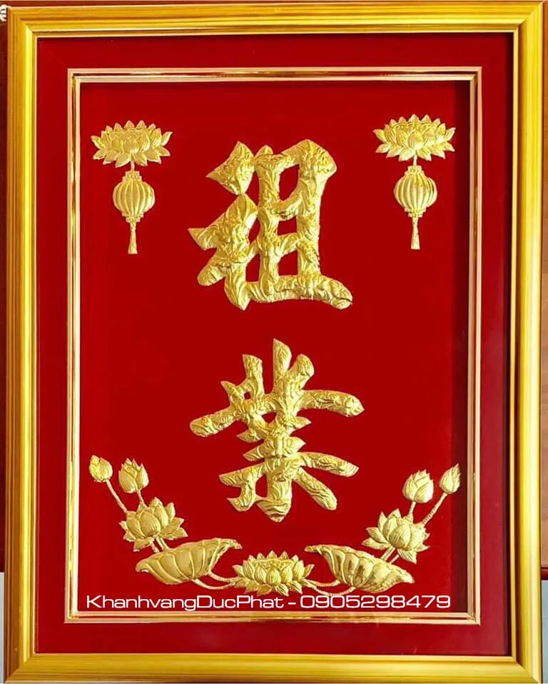 Mẫu Bài Vị Thờ Tổ Nghiệp với hoa văn tinh xảo, kích thước chuẩn mực được đặt trên bàn thờ