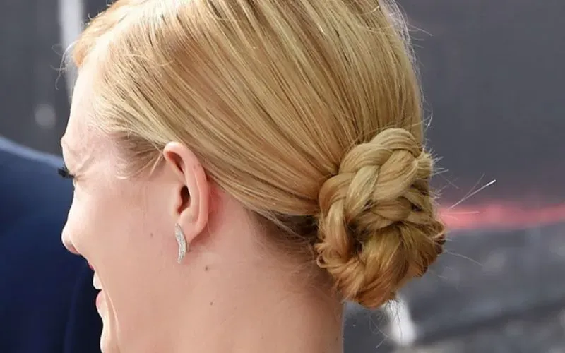 Kỹ thuật búi tóc gọn gàng giúp che khuất tóc mái tỉa layer không đều