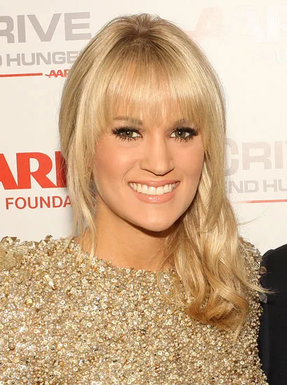 Cô gái với tóc mái lưa thưa nhẹ nhàng, tạo phong cách trẻ trung và tự nhiên cho khuôn mặt