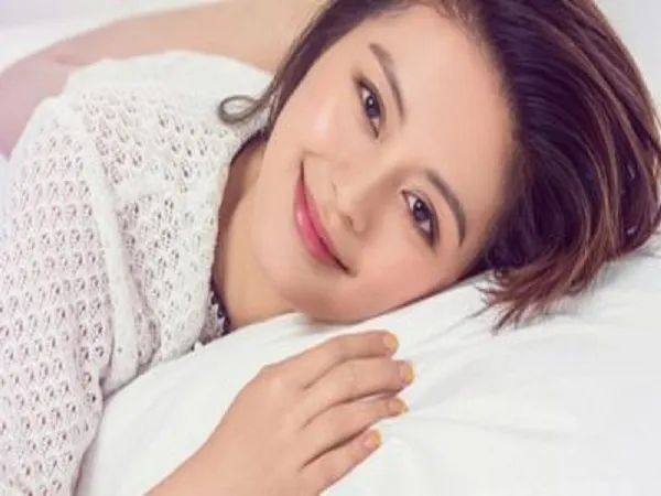 Sử dụng gối lụa satin là cách giữ nếp tóc ngắn khi ngủ tốt nhất