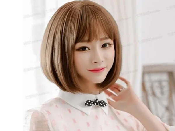 Cô gái tóc ngắn xinh đẹp đang chạm vào tóc