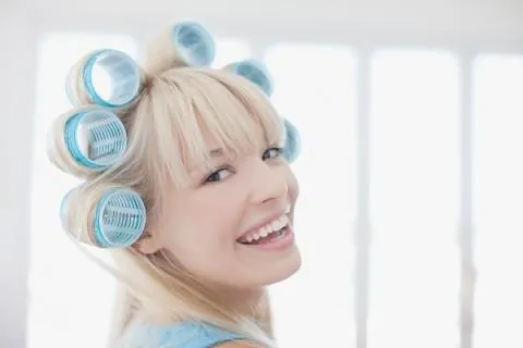 Người mẫu đang sử dụng lô cuốn tóc để tạo kiểu xoăn sóng tự nhiên