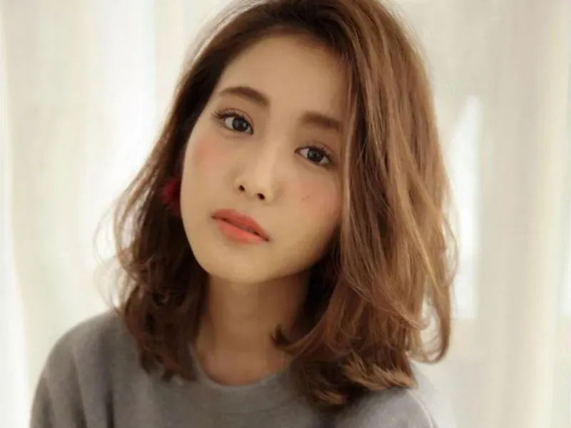 Thay đổi ngôisửa tóc mái bị lỗi bằng cách chia ngôi lệch mới tạo độ che phủ