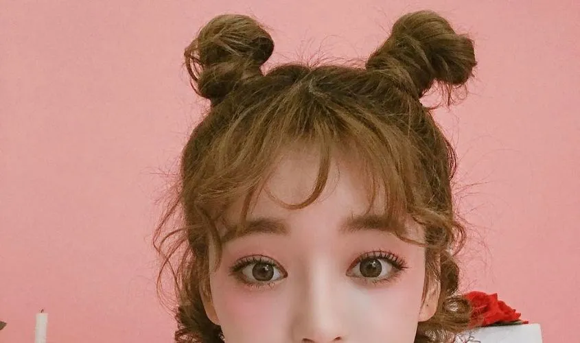 Minh họa kiểu tóc củ tỏi búi 2 bên, cá tính, phù hợp cho kiểu tóc cách búi tóc củ tỏi nửa đầu nổi bật