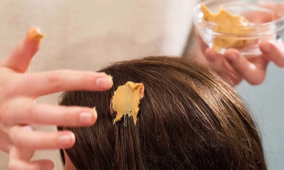 Hình ảnh hũ bơ đậu phộng, một chất béo tự nhiên có thể gỡ kẹo cao su