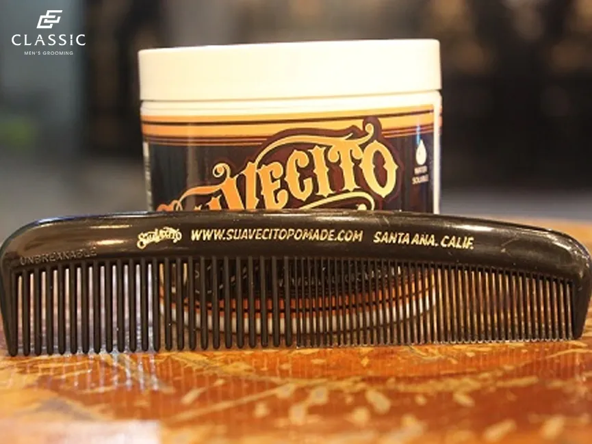 Cận cảnh một chiếc lược răng thưa, dụng cụ quan trọng trong việc chăm sóc tóc uốn