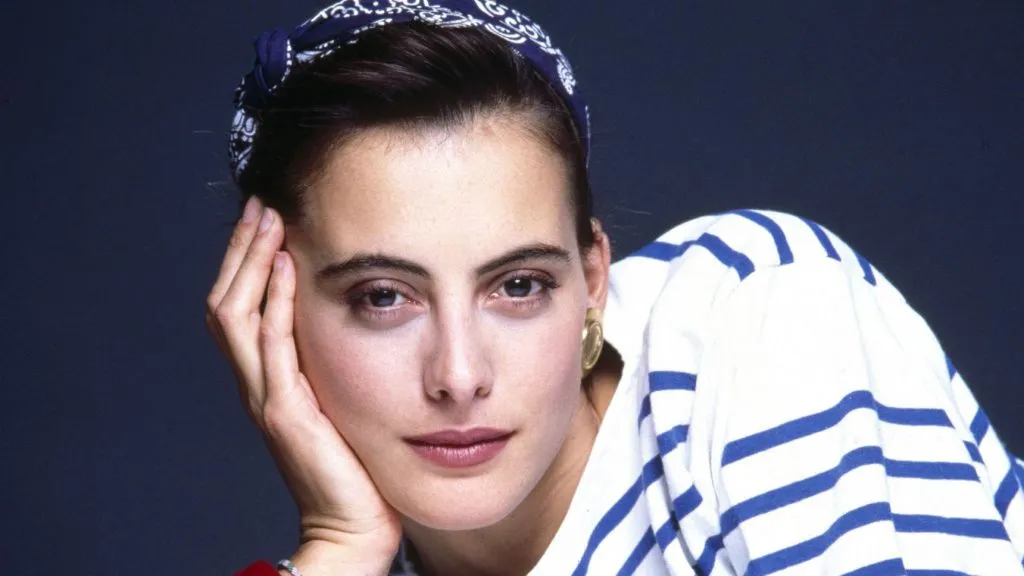 Kiểu tóc búi cao thanh lịch giúp tôn lên đường nét cổ và khuôn mặt