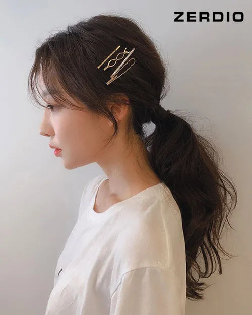 Tóc buộc thấp quấn dây thun đội mũ lưỡi trai