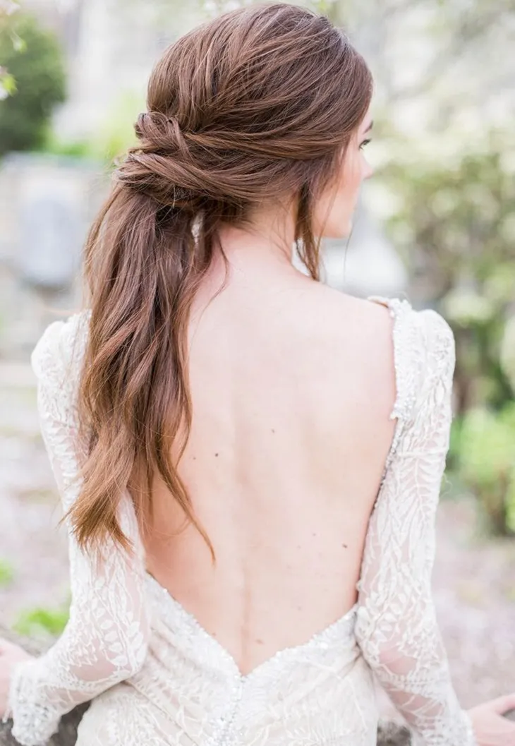 Người mẫu tóc đen, buộc tóc đuôi ngựa thấp thanh lịch, phần tóc mái rủ nhẹ nhàng