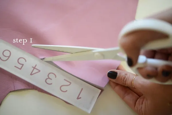 Cắt tỉa dải dây da làm nơ dài 40cm, rộng 1.5cm