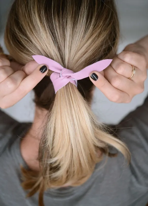 Chiếc nơ lớn đã được thắt và cố định hoàn hảo, tạo điểm nhấn nổi bật cho mái tóc đuôi ngựa