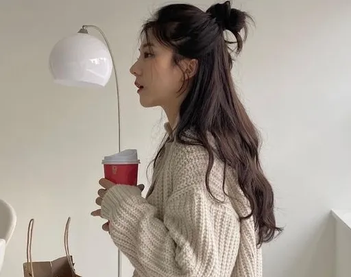 Kiểu tóc buộc nửa đầu đơn giản, năng động cho mùa hè nóng bức