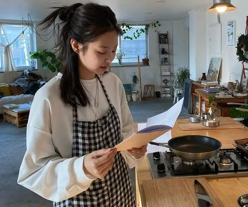 Gợi ý kiểu buộc nửa đầu búi củ tỏi thấp lỏng cho tóc có độ dài vừa và mỏng