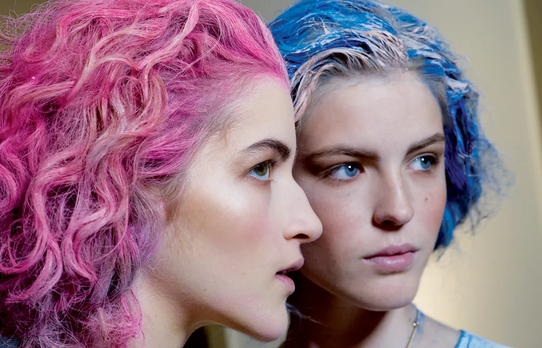 Dầu gội đặc trị có thể hỗ trợ làm sạch vết nhuộm trên da đầu.