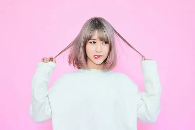 Tóc ngắn bồng bềnh uốn nhẹ tự nhiên, minh họa các cách tạo kiểu tóc ngắn