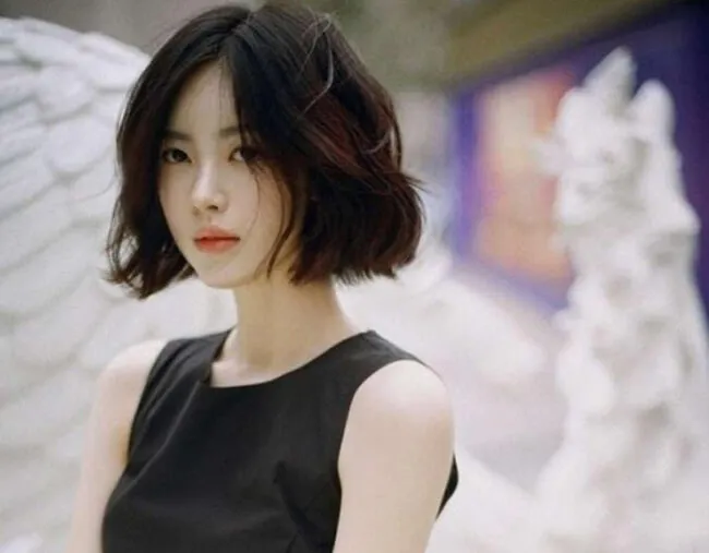 Kiểu tóc ngắn bồng bềnh đơn giản, tạo độ phồng