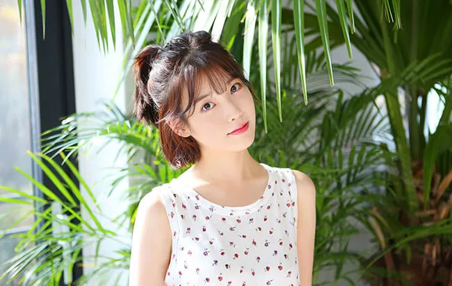 Tạo kiểu tóc ngắn buộc nửa đầu tinh nghịch, dễ thương