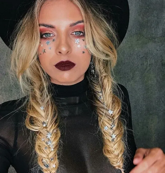 Kiểu bím tôm dễ thương, phù hợp với mọi độ tuổi và trang phục.